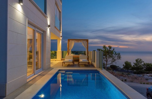Razanj Villa | Seafront Villa Esquel - With heated pool