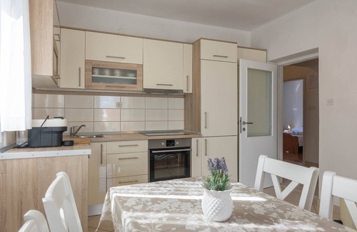 Tkon Apartment | Seaview Retreat for 6 people