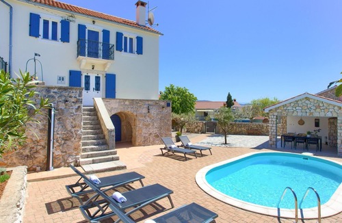 Garica House | Steinvilla Margaret mit Pool und besonderem Flair by Interhome