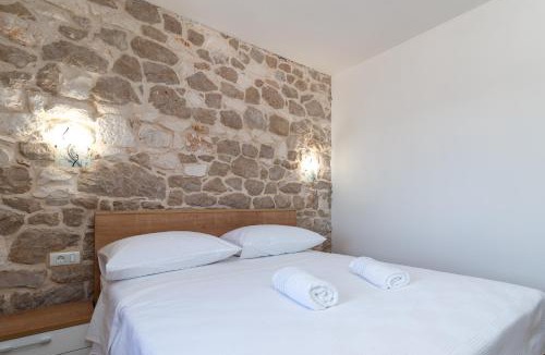 Rogoznica Villa | Stone house Grgo with heated swimming pool and spa