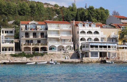 Milna Apartment | Studio flat with balcony and sea view Milna, Hvar (AS-22619-c)
