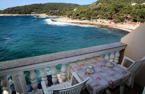 Milna Apartment | Studio flat with balcony and sea view Milna, Hvar (AS-22619-c)