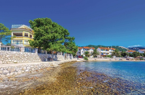 Banjol Apartment | Stunning apartment in Banjol with house sea view