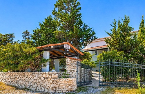 Smokvica Apartment | Stunning apartment in Smokvica with WiFi