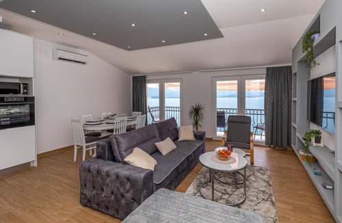 Komarna Apartment | Stunning apartment in Komarna with WiFi