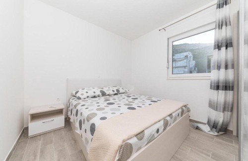 Seget Donji Apartment | Stunning apartment in Trogir with WiFi and 2 Bedrooms