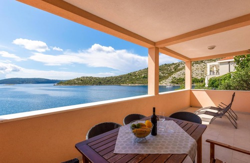 Vinisce Apartment | Stunning apartment in Vinisce with house sea view