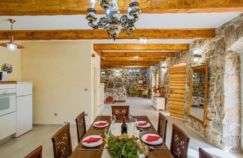Garica House | Stunning home in Garica