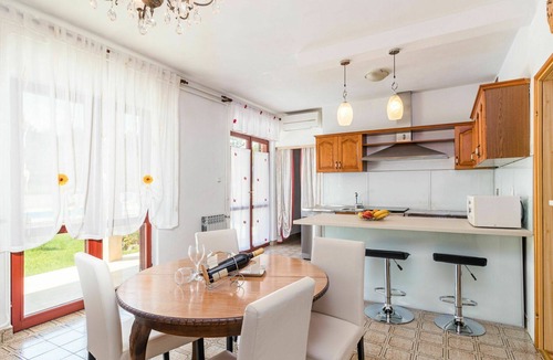 Rakotule House | Stunning private villa for 10 people with private pool, WIFI, A/C, TV, terrace and pets allowed