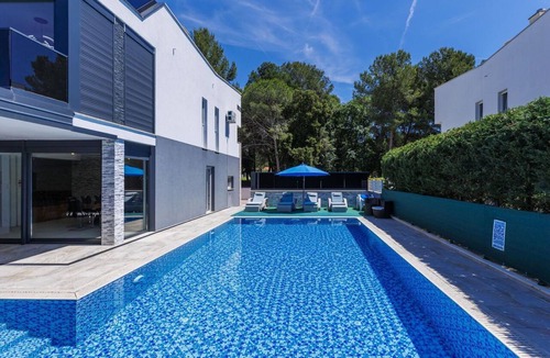 Valbandon Villa | Stunning private villa with A/C, private pool, hot tub, WIFI, TV, terrace and pets allowed