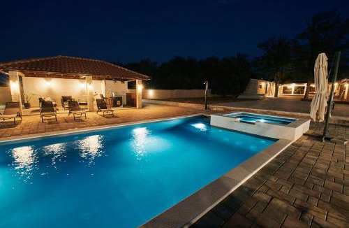 Privlaka Villa | Stunning Villa for 10 people with large heated pool-50m2, jacuzzi and gym - by TA Leut Agency