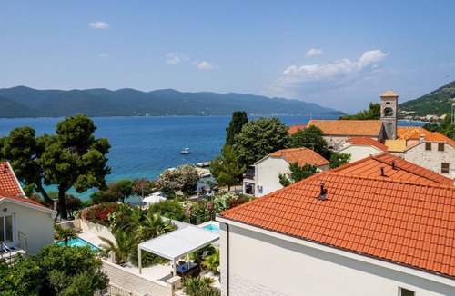 Cove Tri Zala (Zrnovo) House | Suartini Viganj mit einem Pool by Interhome