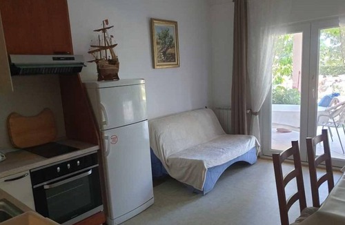 Kastel Stafilic Apartment | Sunny 2 person apartment with garden terrace