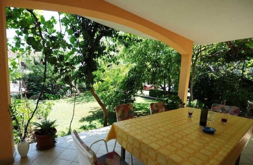 Kastel Stafilic Apartment | Sunny 2 person apartment with garden terrace
