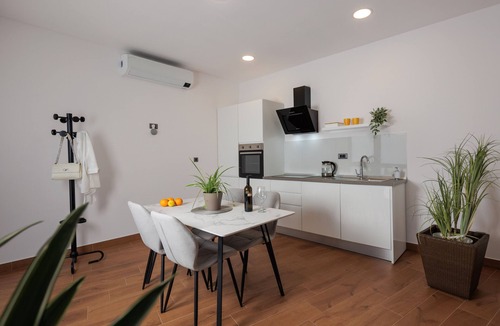 Sarsoni Apartment | Terra 5 Deluxe apartment with private parking