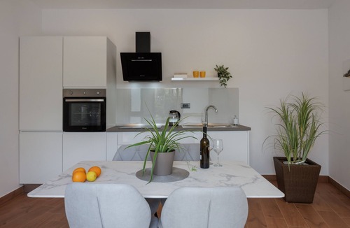 Sarsoni Apartment | Terra 5 Deluxe apartment with private parking
