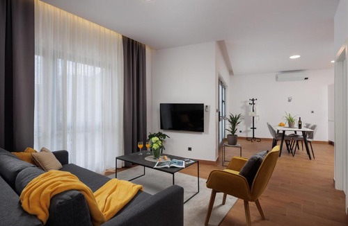 Sarsoni Apartment | TERRA 5 DELUXE Ground Floor Apartment with Private Parking