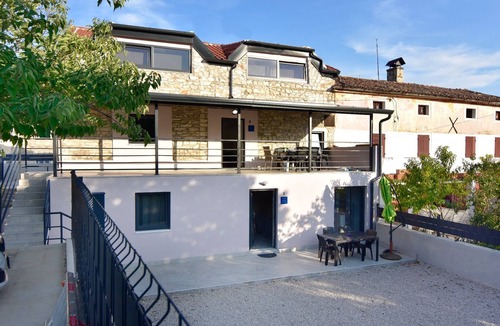 Buje Apartment | Three bedroom apartment with terrace Plovanija, Central Istria - Središnja Istra (A-23660-a)