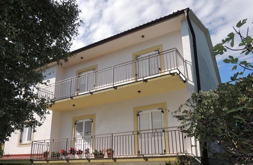 Malinska Apartment | Three bedroom apartment with balcony Malinska, Krk (A-19418-b)