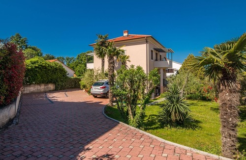 Njivice Apartment | Three bedroom apartment with terrace and sea view Njivice, Krk (A-20487-b)
