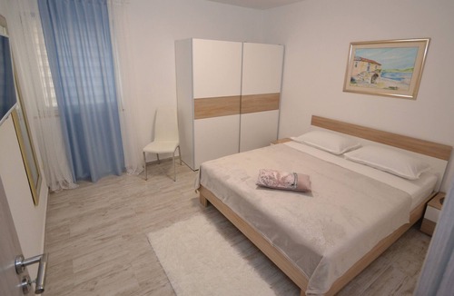 Postira Apartment | Three bedroom apartment with terrace and sea view Postira, Brač (A-10271-a)