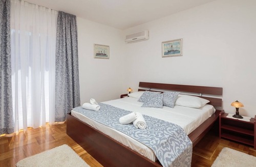 Supetar Apartment | Three bedroom apartment with terrace and sea view Supetar, Brač (A-20130-a)