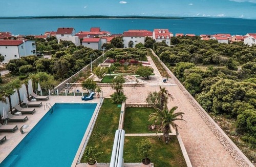Mandre Apartment | Three bedroom apartment with terrace Mandre, Pag (A-24196-d)