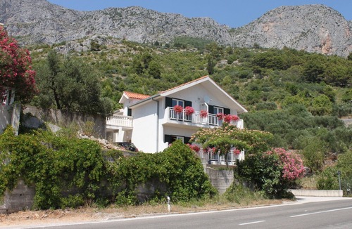 Brist Apartment | Three bedroom apartment with balcony and sea view Brist, Makarska (A-6813-a)