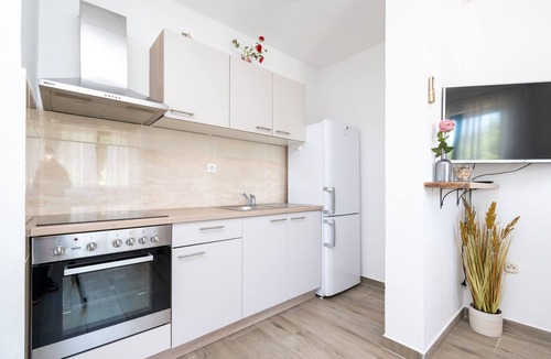 Kraj Apartment | Three bedroom apartment near beach Tkon, Pašman (A-6262-d)