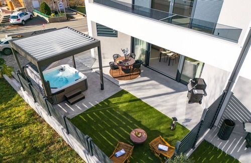 Draga Bascanska Apartment | Two bedroom apartment with hot tub Draga Bašćanska, Krk (A-27157-b)