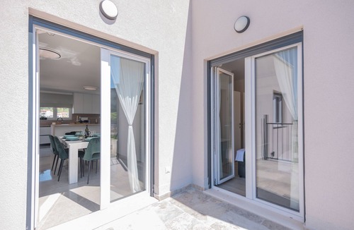 Podstrana Apartment | Two bedroom apartment with terrace and sea view Podstrana, Split (A-23092-b)
