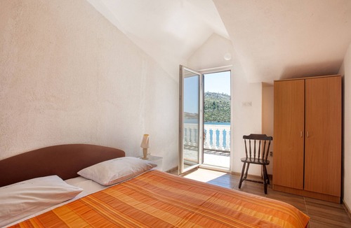 Podglavica Apartment | Two bedroom apartment near beach Stupin Čeline, Rogoznica (A-21043-d)