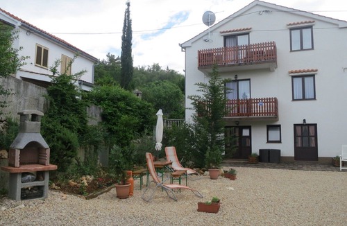 Soline Apartment | Two bedroom apartment with balcony and sea view Soline, Krk (A-18787-a)