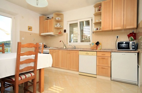 Lumbarda Apartment | Two bedroom apartment with terrace and sea view Lumbarda, Korčula (A-4376-a)