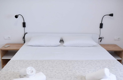 Zelenka Apartment | Two bedroom apartment with terrace and sea view Makarska (A-19795-c)