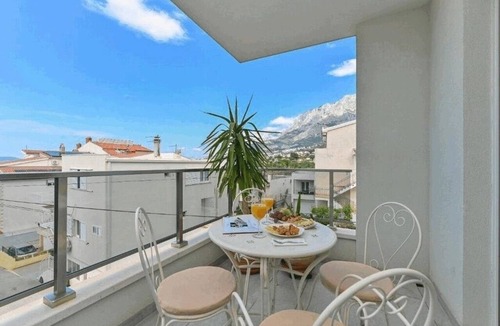 Bidol Apartment | Two bedroom apartment with balcony and sea view Makarska (A-27490-a)