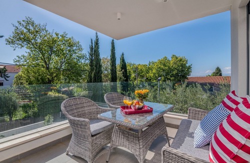 Malinska Apartment | Two bedroom apartment with terrace Malinska, Krk (A-23647-a)