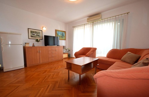 Njivice Apartment | Two bedroom apartment with terrace and sea view Njivice, Krk (A-21326-a)