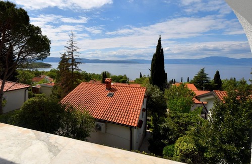 Njivice Apartment | Two bedroom apartment with terrace and sea view Njivice, Krk (A-21326-a)