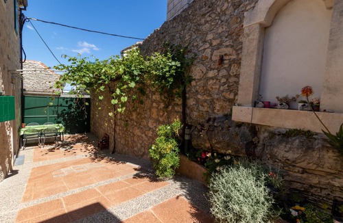 Postira Apartment | Two bedroom apartment with terrace Postira, Brač (A-19107-a)