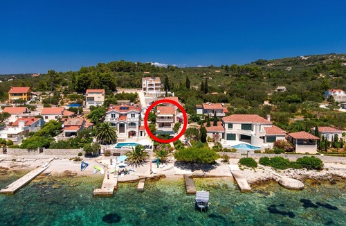 Vela Luka Apartment | Two bedroom apartment near beach Cove Gradina, Korčula (A-9273-a)