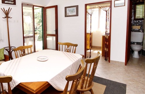 Vrbanj Apartment | Two bedroom apartment near beach Basina, Hvar (A-542-a)