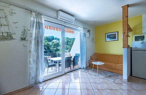 Vrbanj Apartment | Two bedroom apartment near beach Basina, Hvar (A-11923-a)
