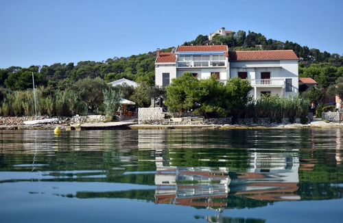Kraj Apartment | Two bedroom apartment near beach Tkon, Pašman (A-686-a)