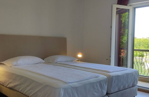 Vrboska Apartment | Two bedroom apartment with terrace Vrboska, Hvar (A-4012-a)
