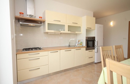 Batalaza Apartment | Two bedroom apartment with a swimming pool by the beach Ugljan (A-829-b)