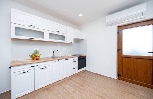 Crno Apartment | Two bedroom apartment with terrace and sea view Zadar (A-25505-a)