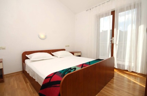 Island Hvar Apartment | Two bedroom apartment with balcony and sea view Jelsa, Hvar (A-8765-c)