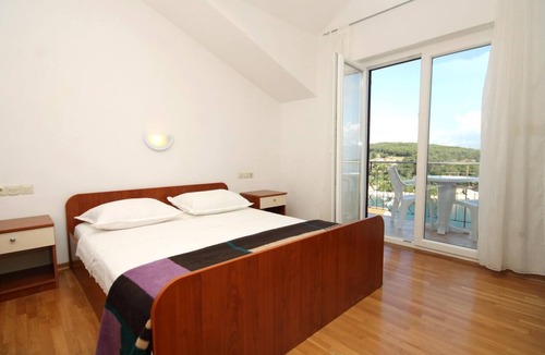 Island Hvar Apartment | Two bedroom apartment with balcony and sea view Jelsa, Hvar (A-8765-d)