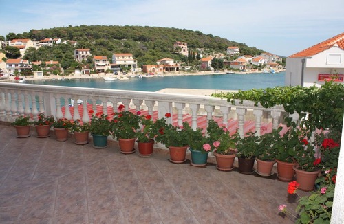 Tijesno Apartment | Two bedroom apartment with terrace and sea view Tisno, Murter (A-5086-d)